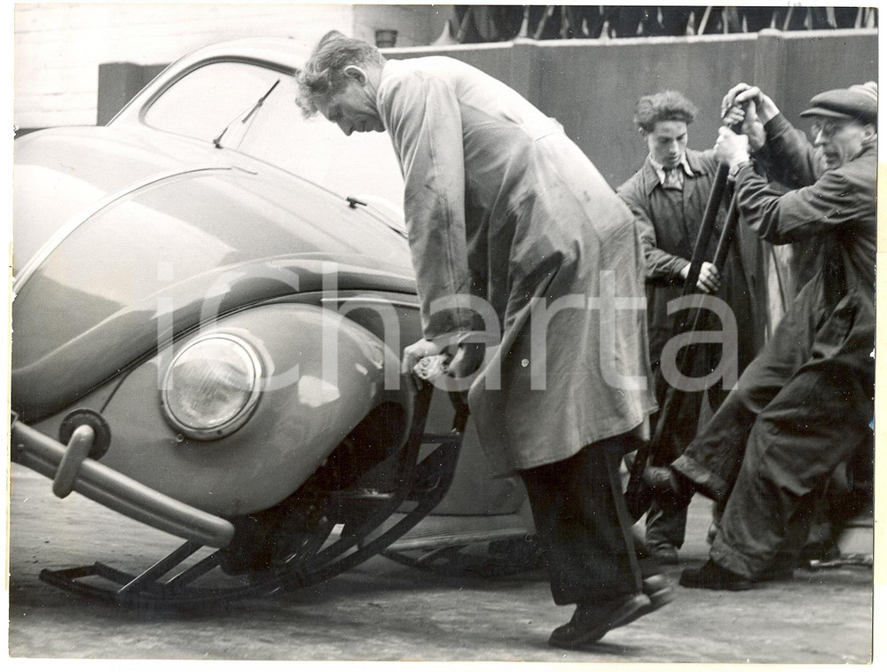 1954 HAMBURG RAFFAY & CO. Mechanics changing a car wheel of a VOLKSWAGEN BEETLE