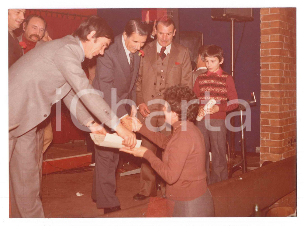 Fotografia d epoca originale 1976 MILANO Festa dell Avanti!  Aldo ANIASI  Premiazione  Foto 17x12 cm 4 1