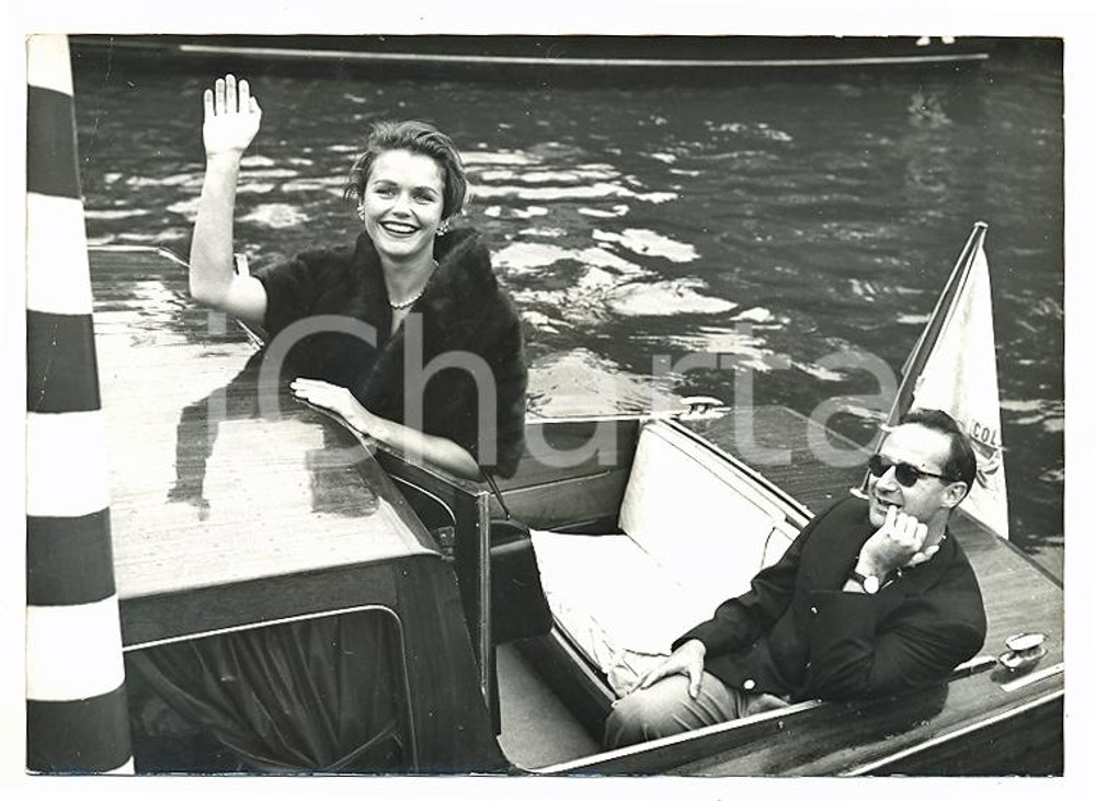 Fotografia d epoca originale 1959 VENEZIA Mostra cinema  Lee REMICK arriva in motoscafo all Hotel EXCELSIOR 1