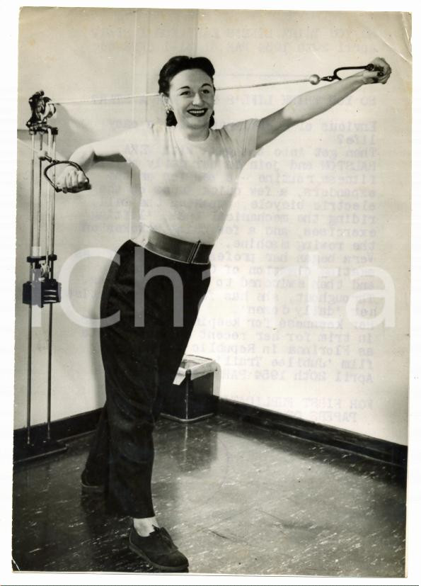1954 CINEMA Vera RALSTON at the gym does a session on the expanders *Photo 14x20