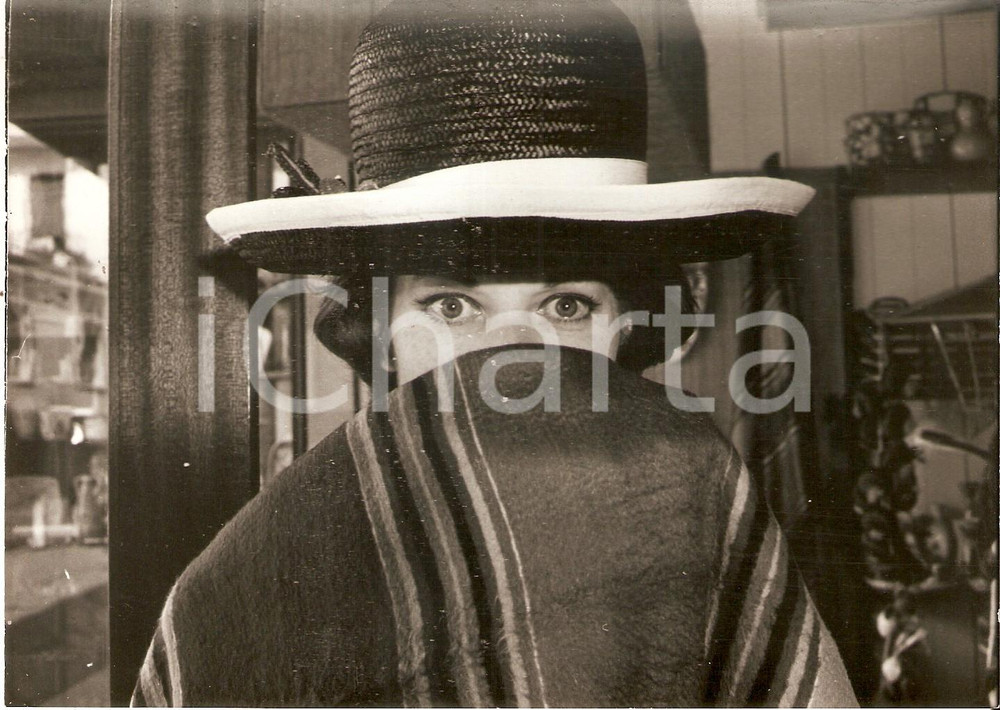 Fotografia d epoca originale 1964 GARDONE RIVIERA BS Maureen O HARA scherza in una boutique Foto 18x13 cm 1