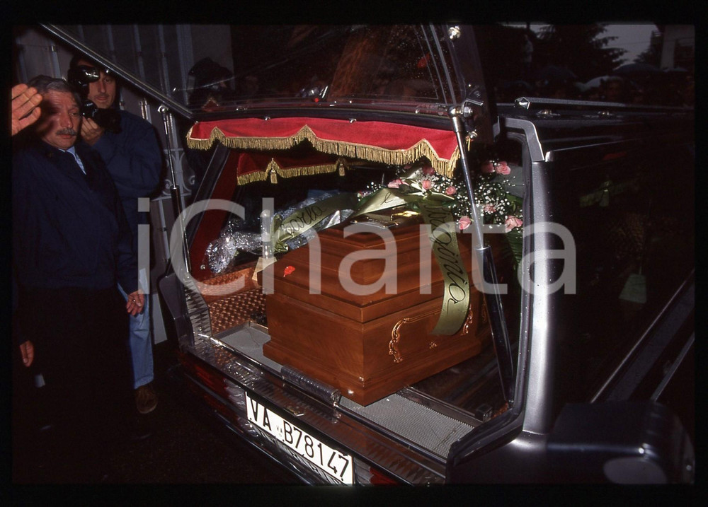 35mm vintage slide* 1995 BUSTO ARSIZIO Funerali Mia MARTINI Salma all'obitorio 2