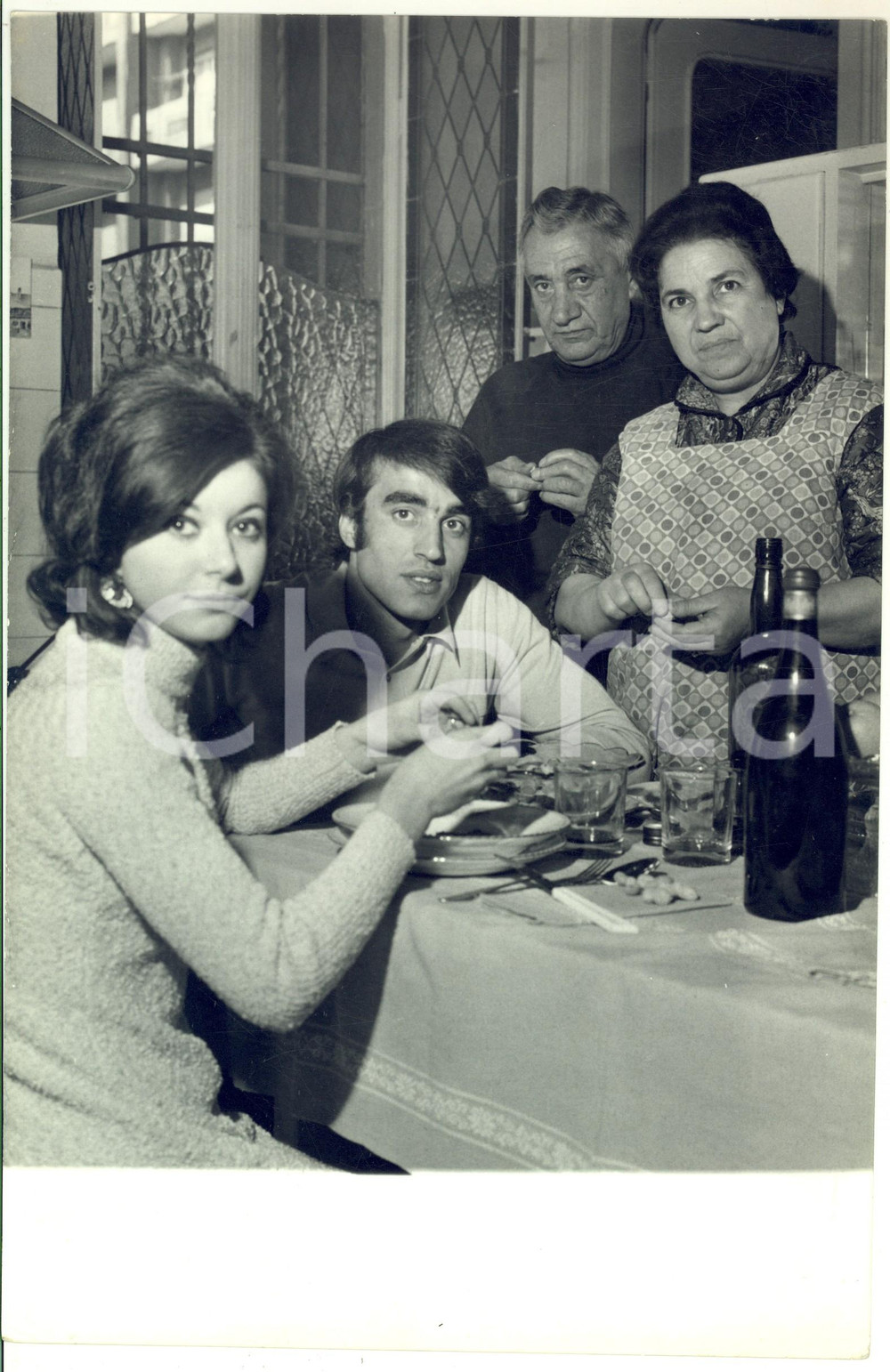 1970 ca COSTUME ITALIA Pietro ANASTASI con la moglie Anna e la famiglia *Foto