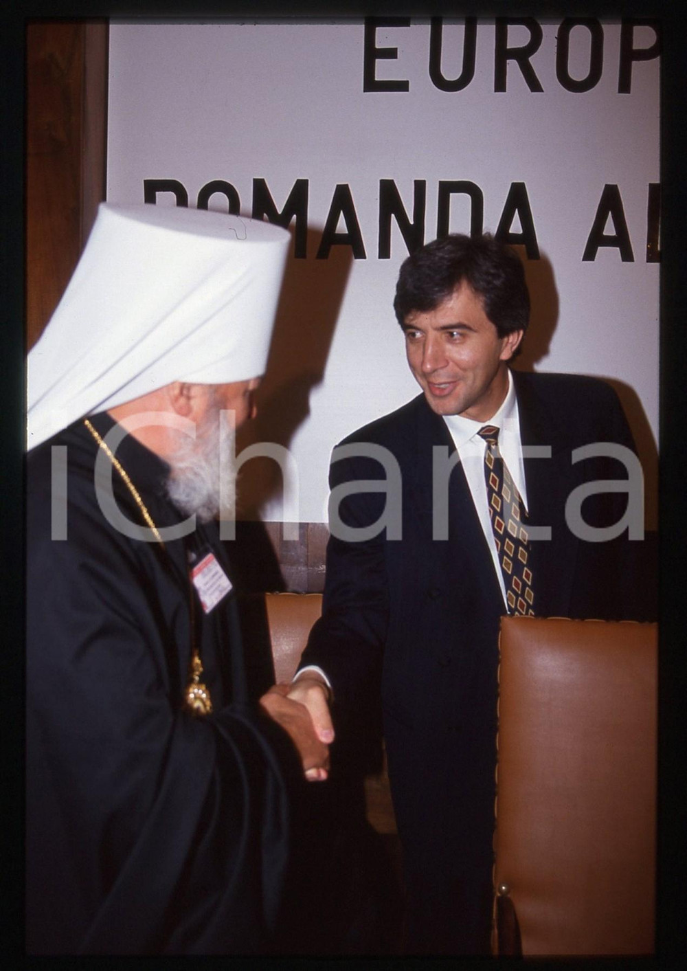 35mm vintage slide* 1993 MILANO Metropolita AGAFANGEL al Meeting per la Pace 6  Diapositiva d'epoca, in formato 35 mm. Nella diapositiva compare il metropolita di Odessa Aleksij Savvin Agafangel, ospite del VII Meeting Internazionale Interreligioso per la Pace dal titolo "Terra degli uomini, invocazioni a Dio", organizzato dalla Comunit&agrave; di Sant'Egidio e svoltosi tra il 19 e il 22 settembre 1993 a Milano.CONDIZIONI: GOOD  Tutti i diritti riservati.E' severamente vietata la riproduzione. ICharta mette in vendita, sul negozio eBay e in esclusiva sul sito "icharta" il proprio archivio composto da numerose diapositive e negativi fotografici d'epoca, tutti originali e autentici, che attraversano la storia del costume italiano tra gli la fine degli anni Sessanta e Novanta.Si tratta di uno sguardo inedito sull'attualit&agrave;, la politica, la vita quotidiana, il gossip e la cultura, che fotografa il cambiamento della nazione in quest'ultimo scorcio del XX secolo. Un'occasione unica per il mercato del collezionismo, che vede finalmente disponibile un archivio eccezionale per vastit&agrave;, tematiche e condizioni, in un settore (il negativo fotografico e la diapositiva) di assoluta novit&agrave; e dalle interessanti prospettive di investimento.  originale e autentica 1