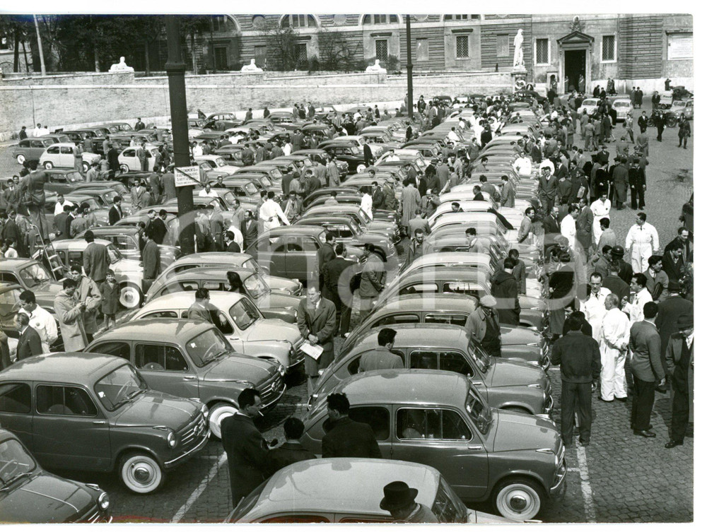 1955 ROMA Folla di curiosi tra le nuove FIAT 600 in esposizione *Foto 18x13 cm
