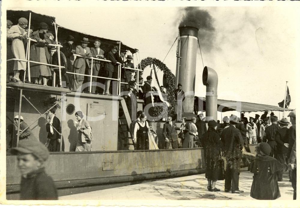 Fotografia d epoca originale 1933 BRINDISI Crocieristi sbarcano con corona Monumento al Marinaio Italia Foto 1