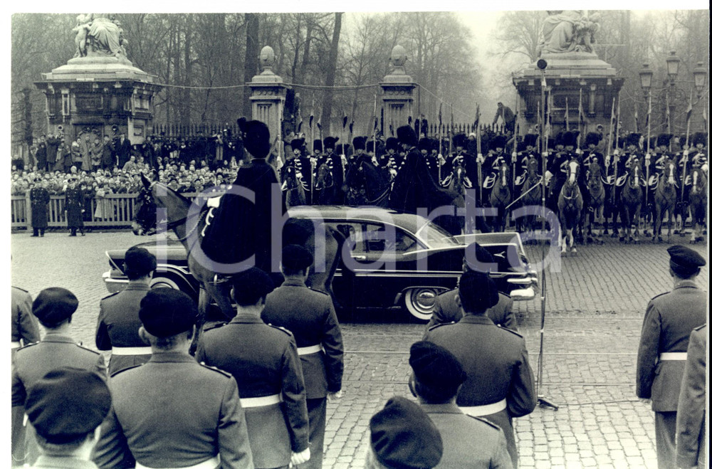 Fotografia d epoca originale 1950 ca LONDON BUCKINGHAM PALACE Al passaggio della Regina Foto 27x18 1