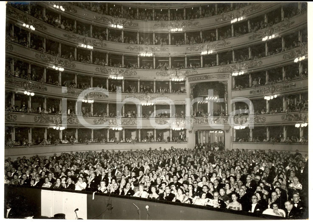 1957 MILANO TEATRO ALLA SCALA Inaugurazione - Folla per "Un ballo in maschera" Fotografia d'epoca con didascalia coeva al verso.  CONDIZIONI: FAIR (ondulazioni) CONDIZIONI: 18x13 cm    originale e autentica 1