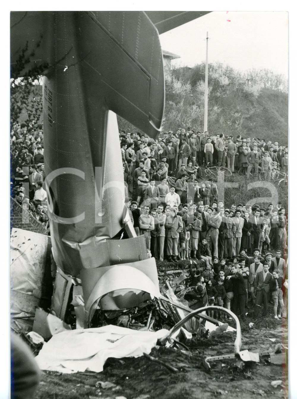 1953 TORINO Monoplano FIAT G.49 precipitato durante collaudo - Foto 13x18 cm  Fotografia d'epoca con didascalia coeva al verso.   CONDIZIONI: FAIR (ondulatura al margine destro) FORMATO: 13x18 cm     originale e autentica 1