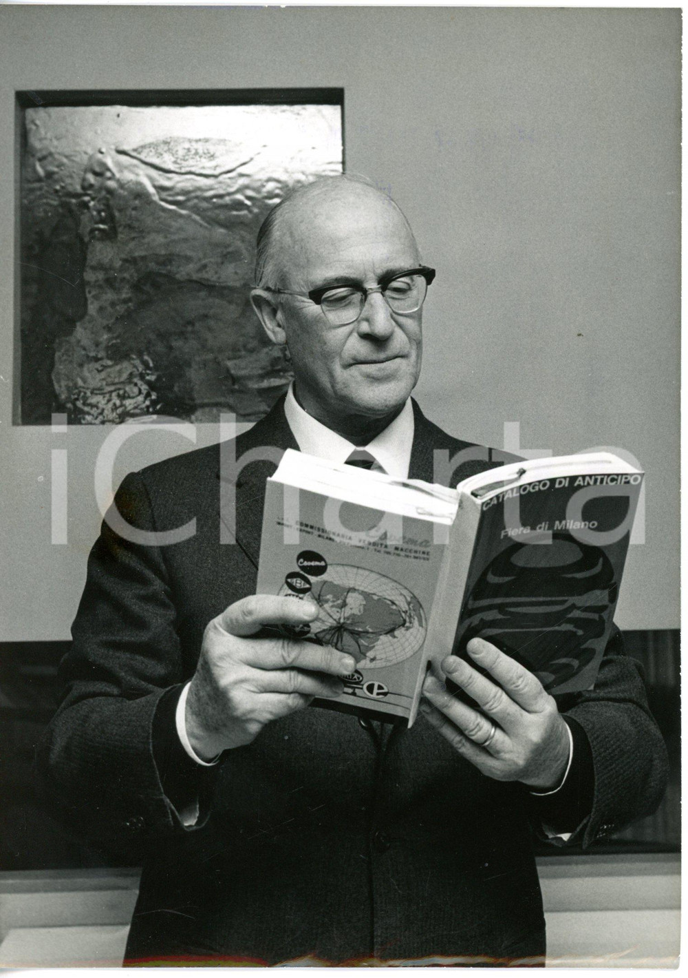 1967 FIERA DI MILANO - Michele Guido FRANCI legge il catalogo della 45^ edizione
