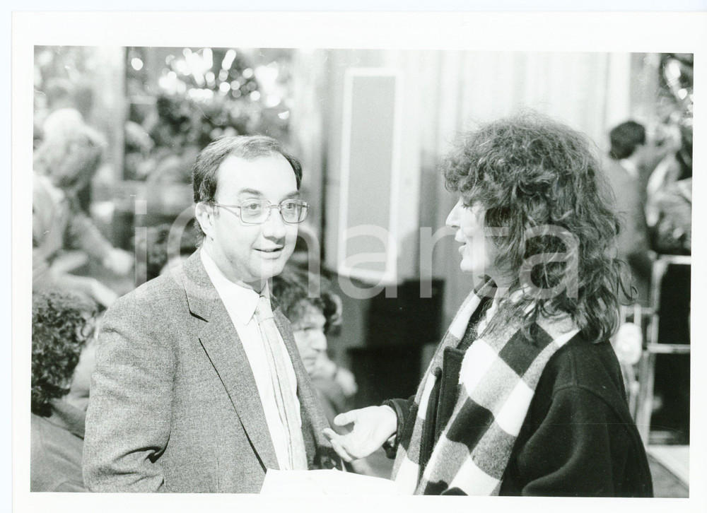 1990 ca COSTUME Carlo TOGNOLI a colloquio con Lucia CASTAGNA *Foto VINTAGE 24x18
