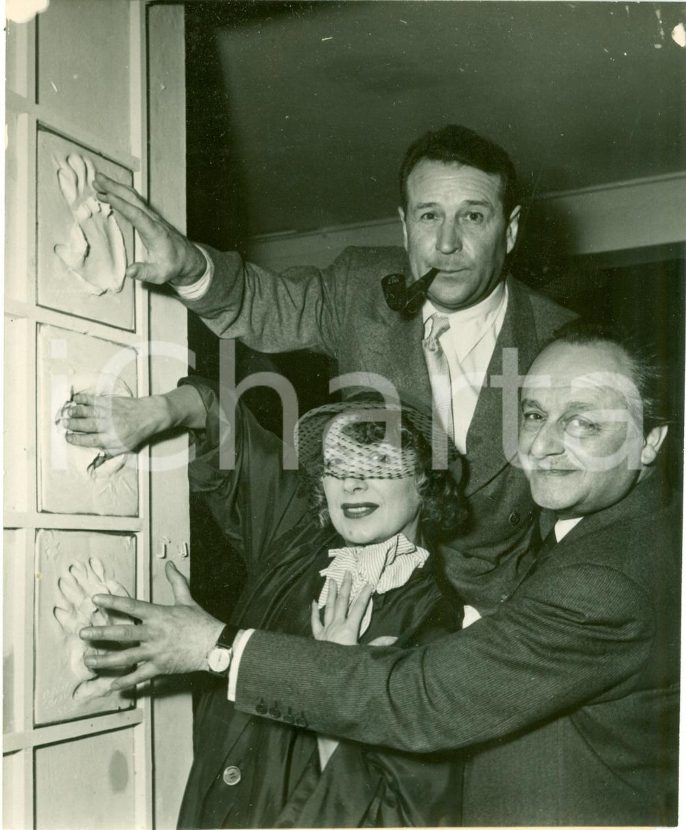 Fotografia d epoca originale 1952 PARIS Georges SIMENON Paul COLIN Suzy PRIM impronte su cabaret MONTPARNASSE 1