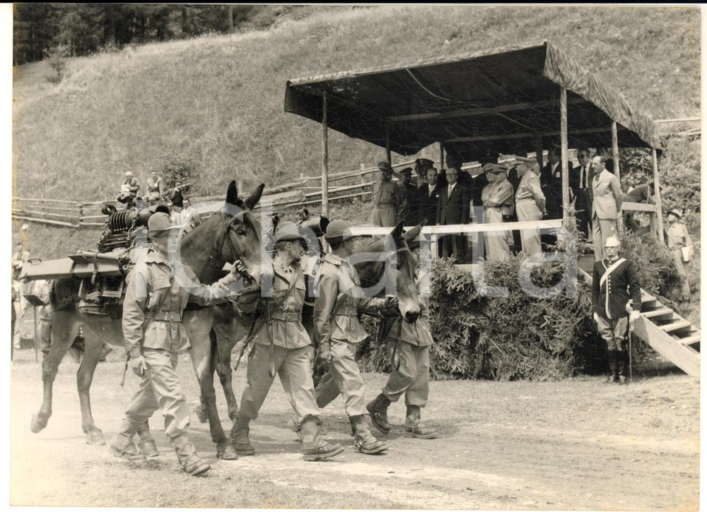 1957 BRUNICO Giovanni GRONCHI passa in rassegna gli alpini di "LATEMAR 2"