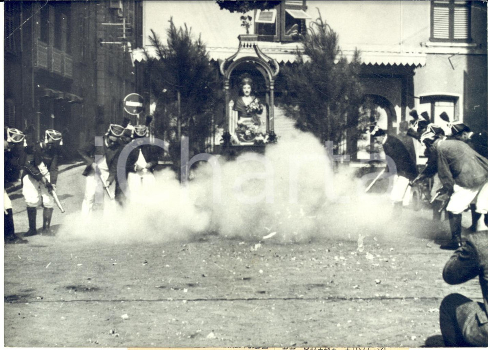 1959 SAINT-TROPEZ - BRAVADE - Grenadiers au tir pour le "Salut du Saint" *Photo