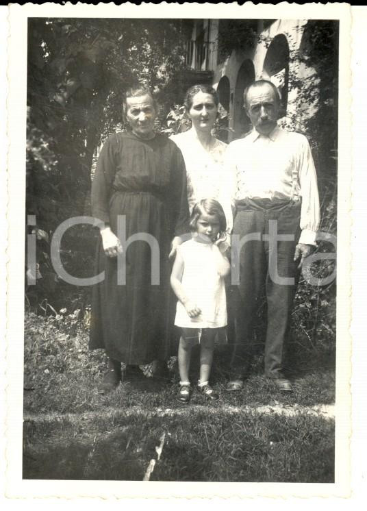 Fotografia d epoca originale 1937 VICO CANAVESE TO Ritratto di famiglia in cascina Foto 9x7 cm VINTAGE 1