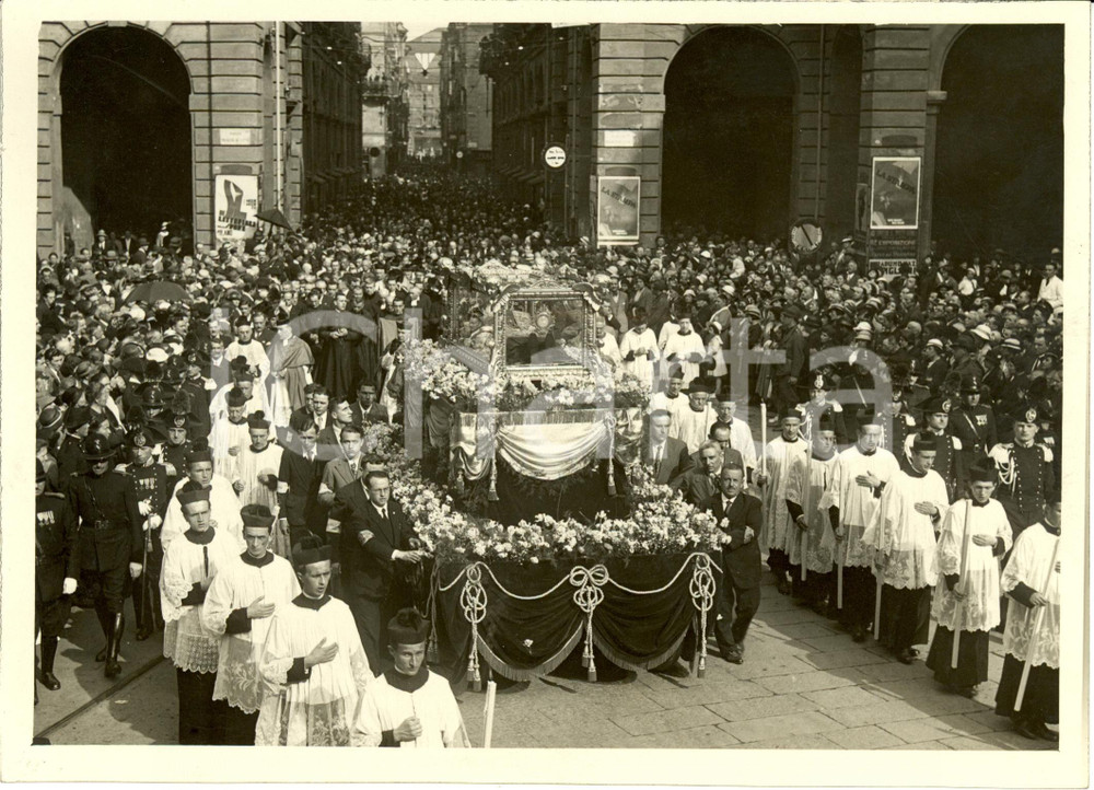 Fotografia d epoca originale 1930 ca TORINO Urna Beato Giuseppe COTTOLENGO con folla  LA STAMPA Fotografia 1