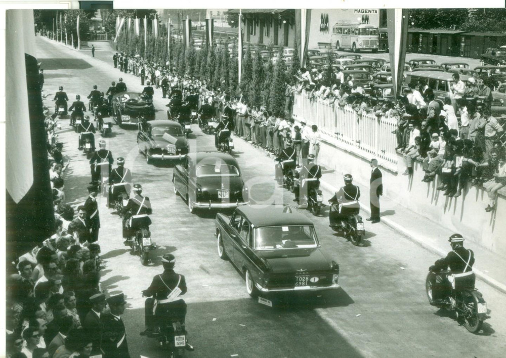Fotografia d epoca originale 1959 MAGENTA Arrivo di Charles DE GAULLE  Il corteo di auto Foto 18x13 cm 1