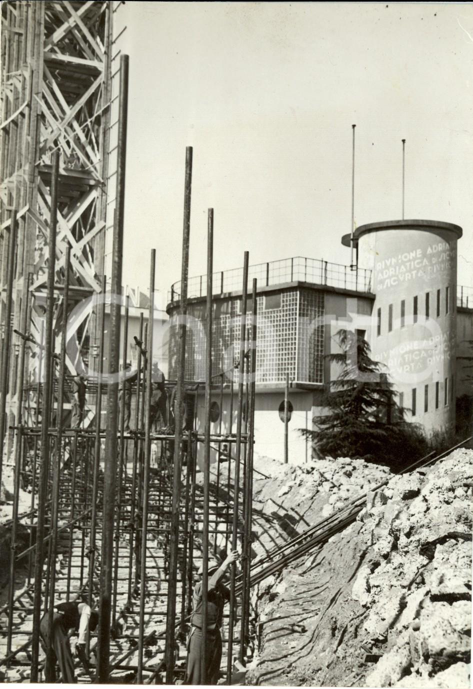 Fotografia d epoca originale 1941 MILANO Cantieri FIERA CAMPIONARIA e edificio RIUNIONE ADRIATICA SICURTA 1