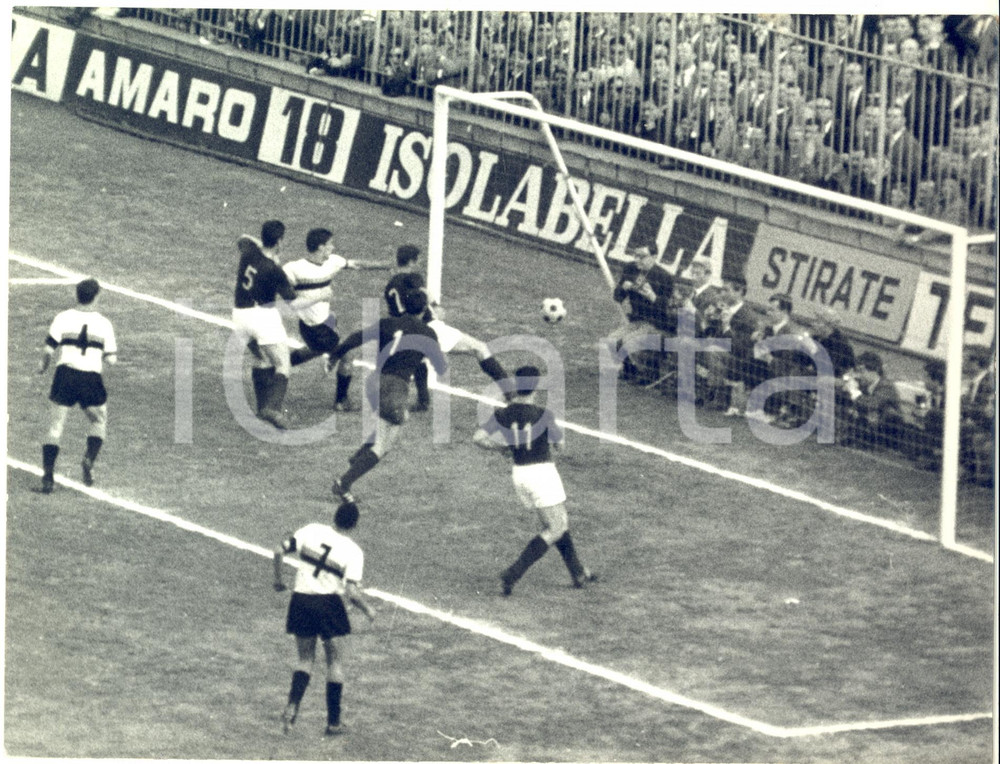 1965 CALCIO SERIE A INTER-BOLOGNA 2-0 Goal di Gianfranco BEDIN *Foto 24x18 cm Fotografia d'epoca, con didascalia dattiloscritta coeva al verso.  CONDIZIONI: FAIR (piegatura al margine superiore; difetti di stampa) FORMATO: 24x18 cm    originale e autentica 1