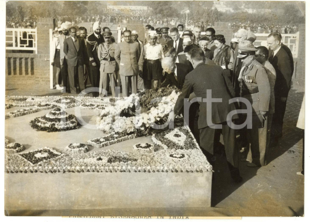 1959 NEW DELHI Mahatma Gandhi Memorial - Dwight D. EISENHOWER laying his wreath