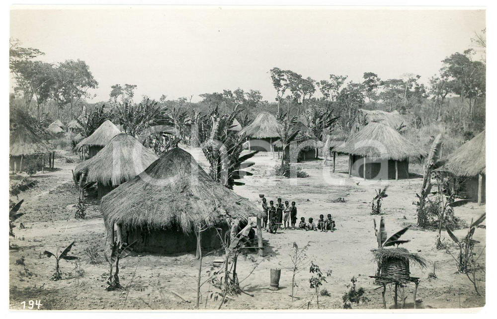 1930 ca CONGO BELGE - Village de BUNKEYA - Photo Léopold GABRIEL 194 Fotografia originale d'epoca, con timbro del fotografo al verso.FOTOGRAFO: L&eacute;opold Gabriel - Panda - Katanga  GOOD/buono  Formato: 14x9 cm originale e autentica 1