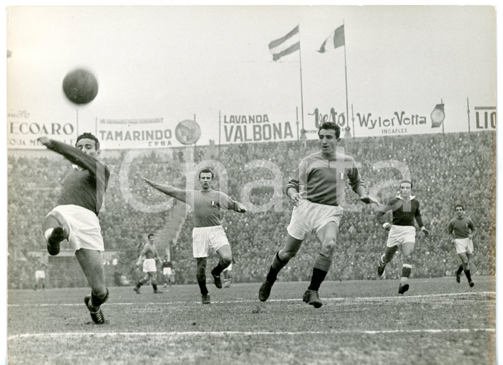 1954 MONDIALI CALCIO Qualificazioni ITALIA-EGITTO 5-1 Francesco ROSETTA *Foto  Fotografia d'epoca con didascalia coeva.  CONDIZIONI: FAIR (bassa qualit&agrave; di stampa; lievi piegature angolari) FORMATO: 24x18 cm     originale e autentica 1