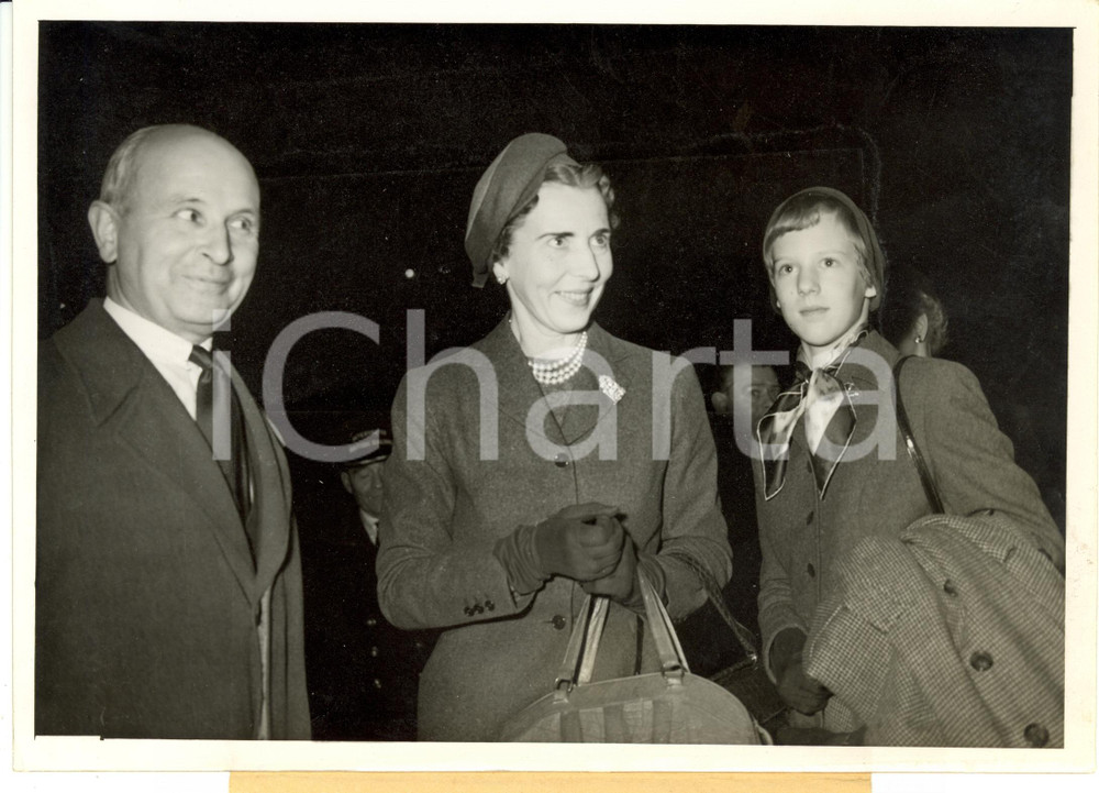 Fotografia d epoca originale 1955 ca PARIS Ingrid di SVEZIA e figlia Margherita in vacanza Fotografia 1