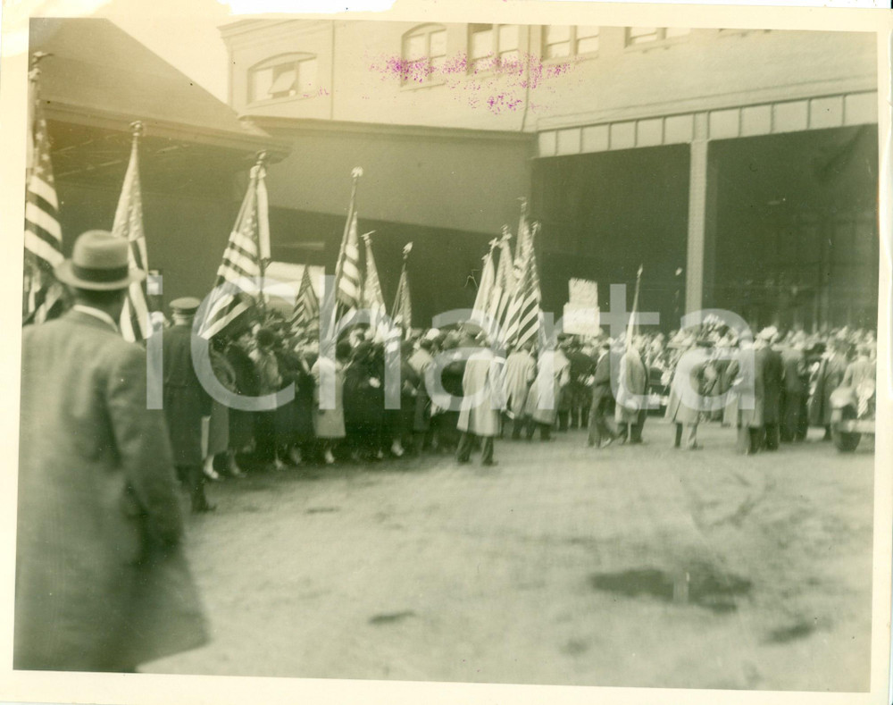 Fotografia d epoca originale 1931 PHILADELPHIA USA Folla si prepara ad accogliere Dino GRANDI DANNEGGIATA 1
