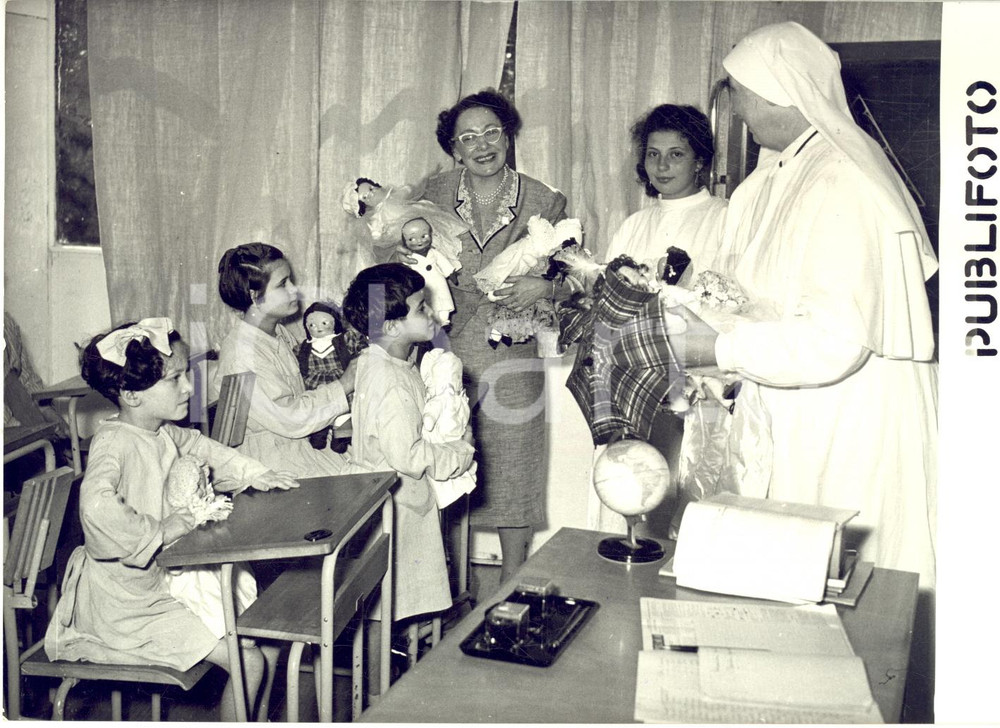 1954 ARICCIA Clinica Poliomielitica - Visita di beneficenza ai bambini *Foto  Fotografia d'epoca con didascalia coeva al verso. CONDIZIONI: GFORMATO: 18x13 cm      originale e autentica 1