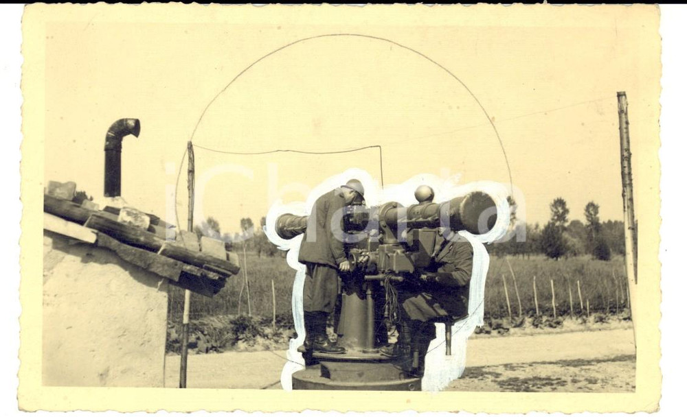 Fotografia d epoca originale 1940 ca WW2 Militari in osservazione FOTOMONTAGGIO curioso FP 1