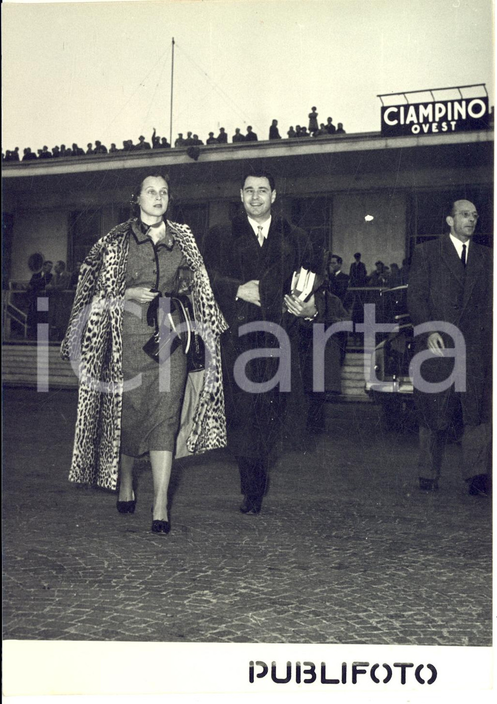 1954 ROMA CIAMPINO Giannino MARZOTTO parte per New York con la moglie Tamara