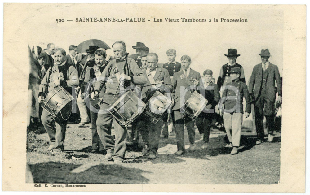 1910 ca SAINTE-ANNE-LA-PALUE Les vieux tambours Ã  la procession - Carte postale  Cartolina postale d'epoca, non viaggiata.CONDIZIONI: GFORMATO: FP     originale e autentica 1