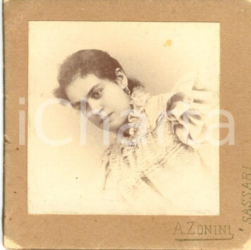 Fotografia d epoca originale 1901 SASSARI Ritratto di giovane fidanzata Foto A. ZONINI 6,5 x 6,5 cm 1