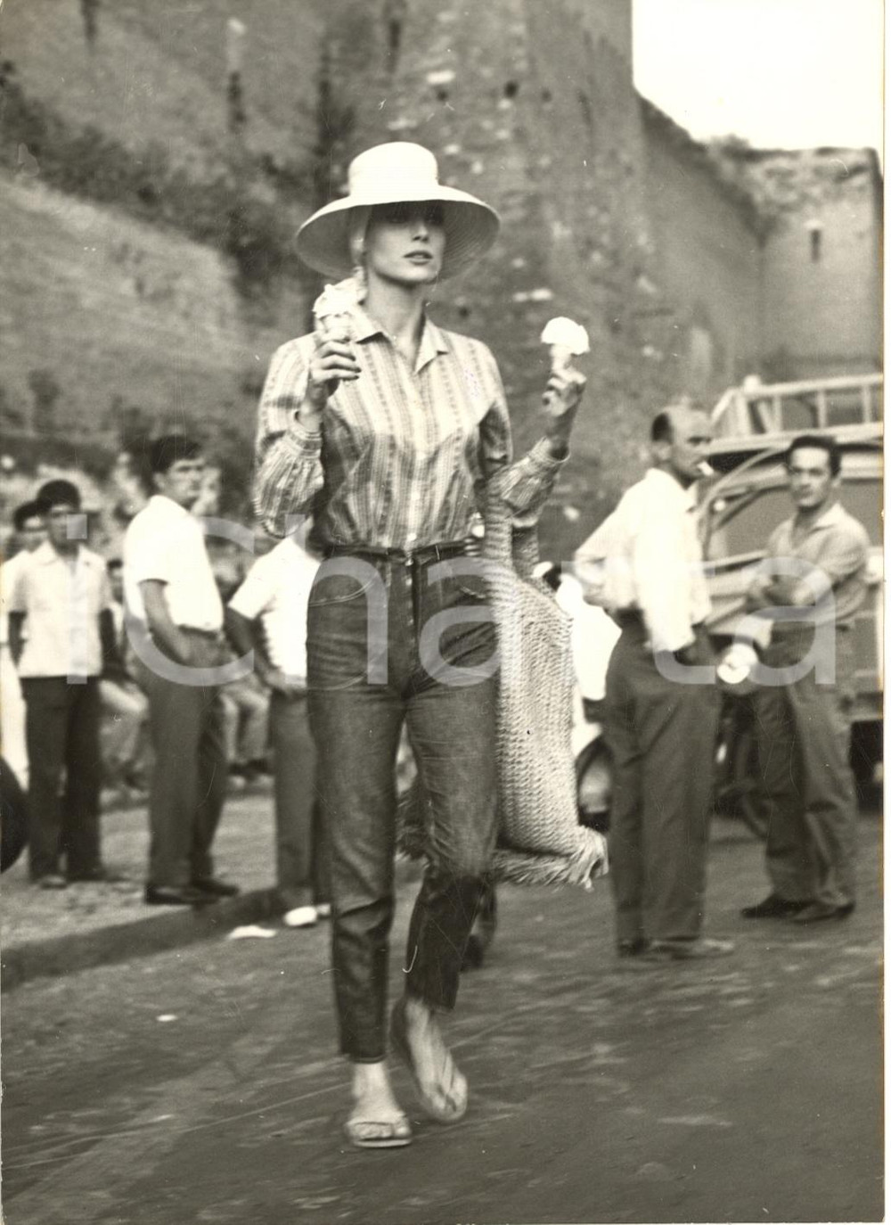 1959 ROMA CINEMA "La notte brava" Elsa MARTINELLI sul set con due gelati - Foto