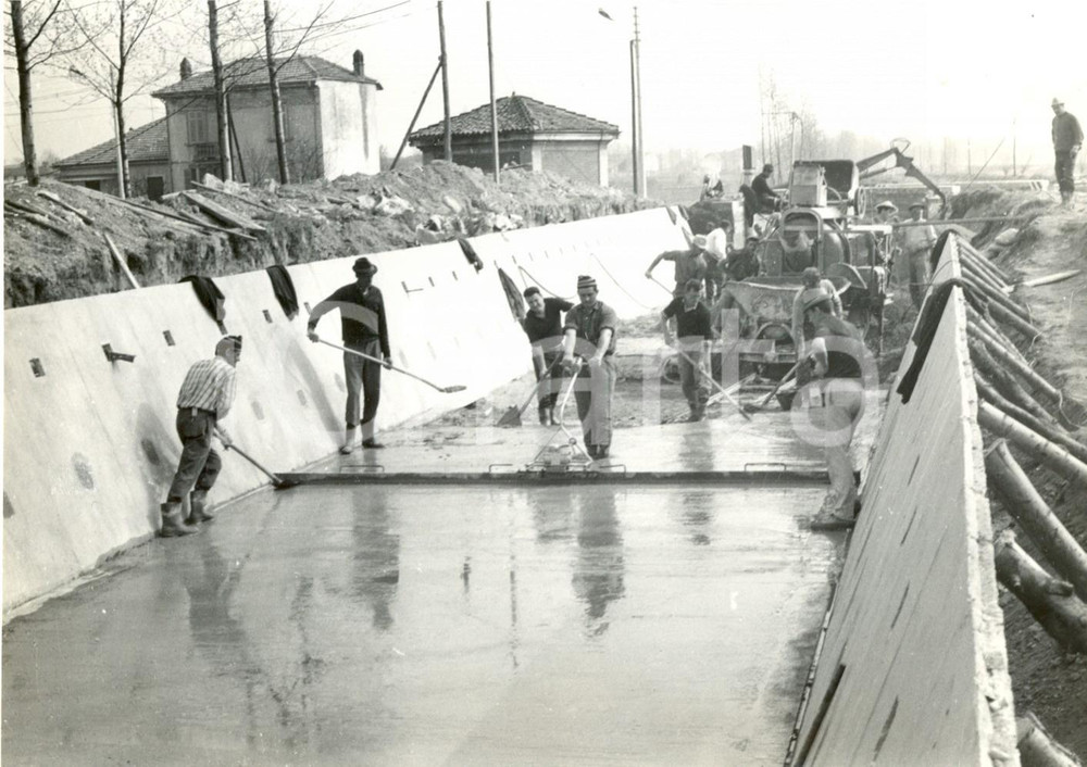 Fotografia d epoca originale 1965 TROMELLO PV Lavori Subdiramatore PAVIA  Getto e vibratura platea Foto 1