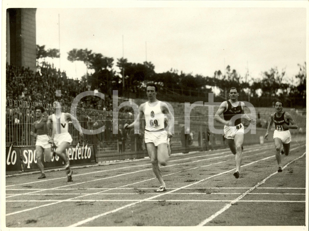 Fotografia d epoca originale 1936 MILANO PREOLIMPIONICA Atletica Leggera JÃ²zsef KOVACS vince i 200 metri Foto 1