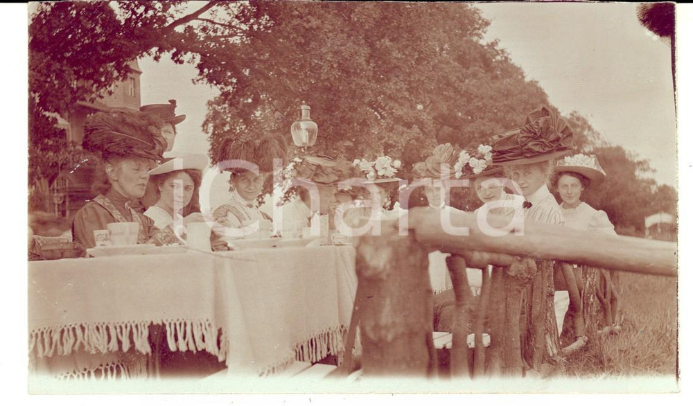 Fotografia d epoca originale 1910 ca GERMANIA Ritratto di nobildonne durante un the all aperto Foto VINTAGE 1