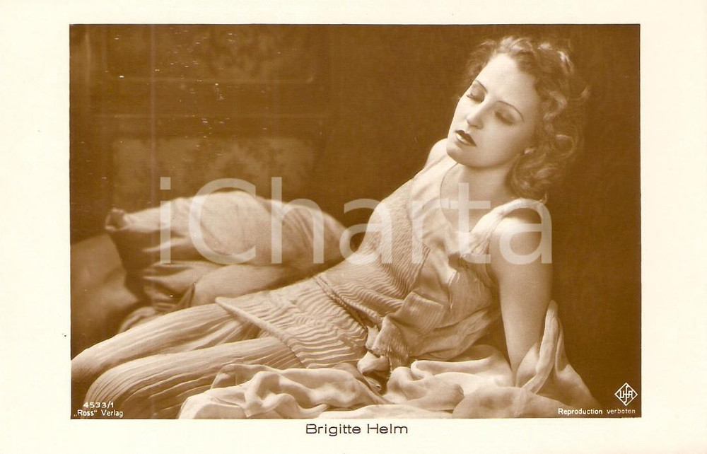 Cartolina originale da collezione 1930 ca CINEMA Actress Brigitte HELM Portrait on the bed *Cartolina FP NV 1