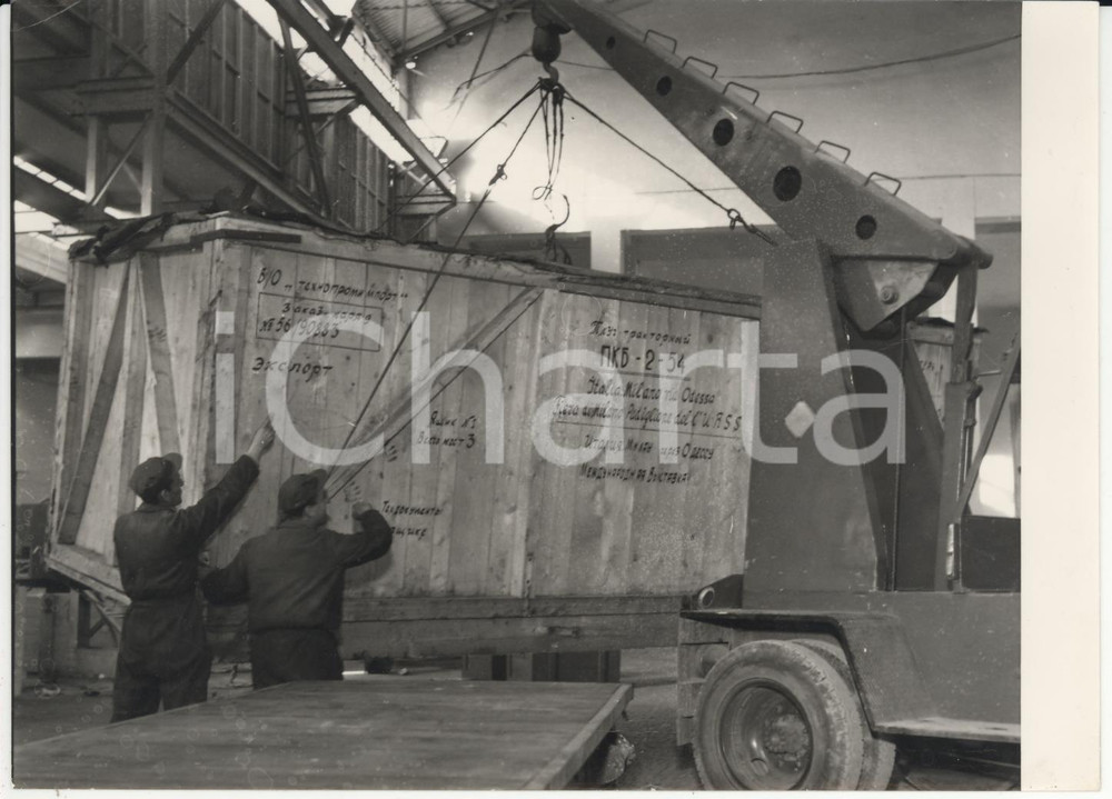 Fotografia d epoca originale 1955 ca MILANO Fiera Campionaria  Arrivo della merce al padiglione sovietico 1