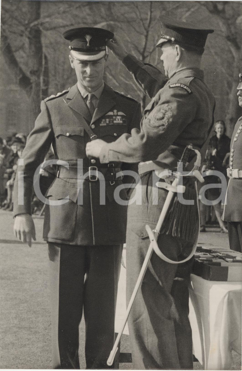 Fotografia d epoca originale 1955 CATERHAM Major GRIFFITHS adjusts Duke of Edinburgh on Welsh Guards Parade 1