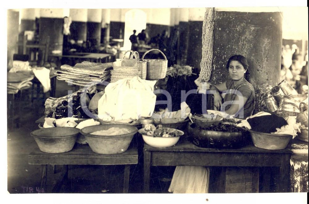 Fotografia d epoca originale 1930 ca MESSICO Bottegaia indigena espone le sue merci Foto COSTUME 16x10 1