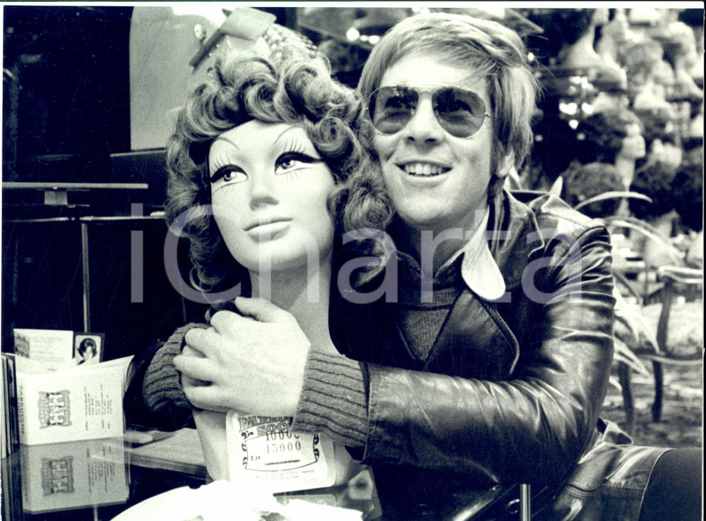 1970 ca MILANO Attore Enzo CERUSICO in negozio parrucche SOCCI - Foto 30x21 cm