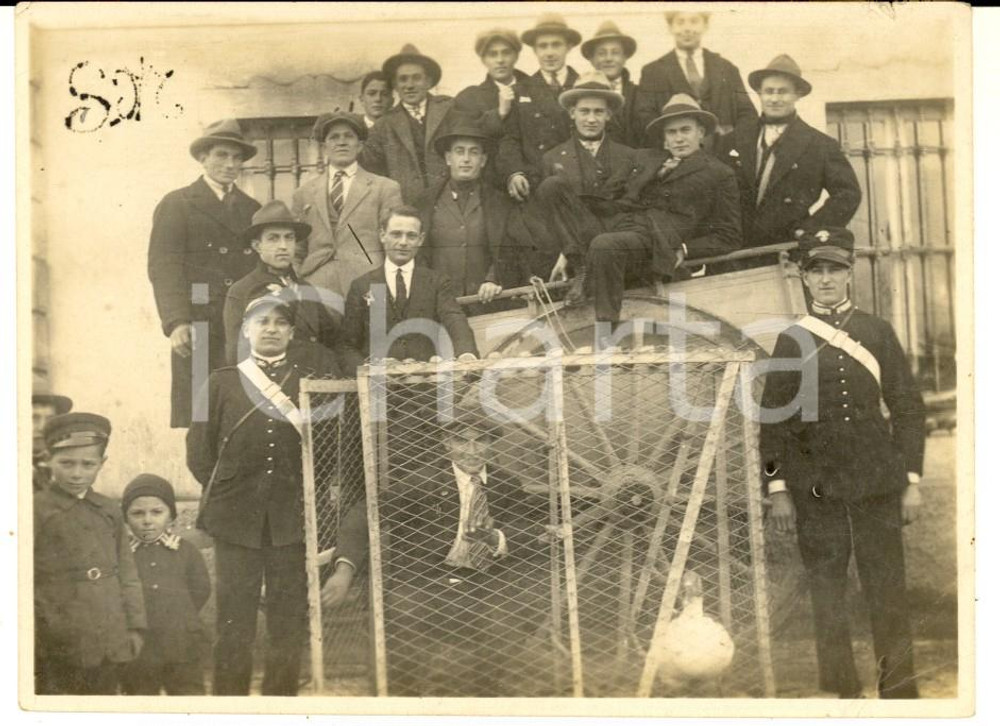 Fotografia d epoca originale 1920 ca IMPERIA Gruppo di uomini sul carretto con un tacchino Foto CURIOSA 12x8 1