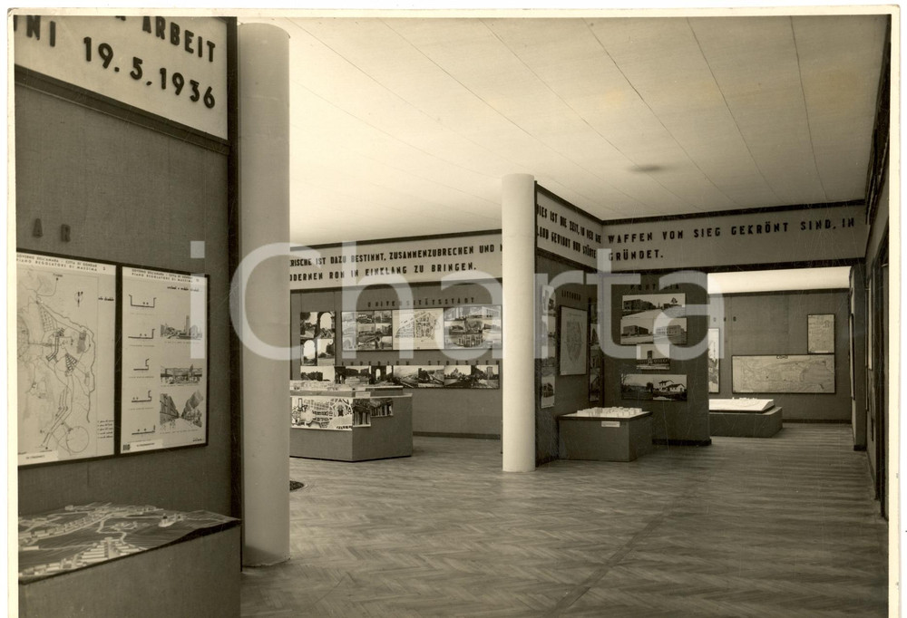 Fotografia d epoca originale 1939 VIENNA Mostra dell Urbanistica Italiana  Una sala espositiva Foto 1
