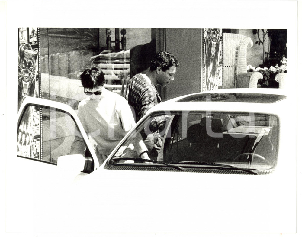 1990 ca CINEMA Attrice Isabella ROSSELLINI sale in auto *Foto 20x25 cm