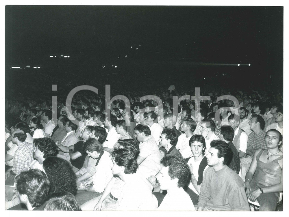 1975 ca ITALIA Concerto di Frank ZAPPA - Pubblico in attesa (7) Foto 24x18 cm Fotografia di agenzia. GOOD/buono  Formato: 24x18 cm originale e autentica 1