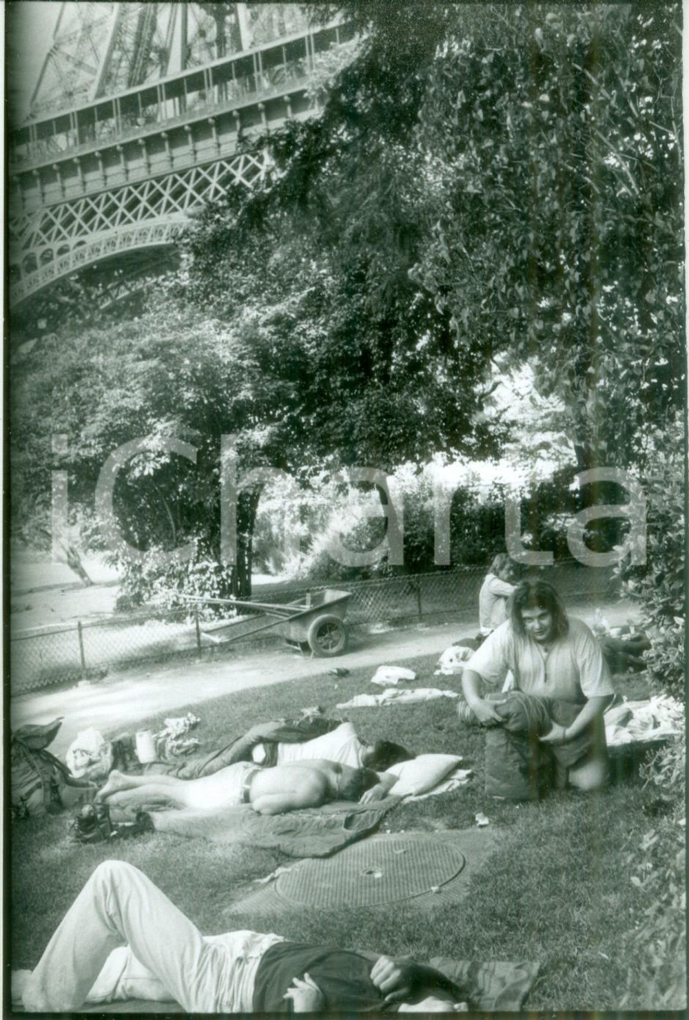 Fotografia d epoca originale 1991 PARIS Campeggio selvaggio al CHAMPDEMARS Fotografia 1