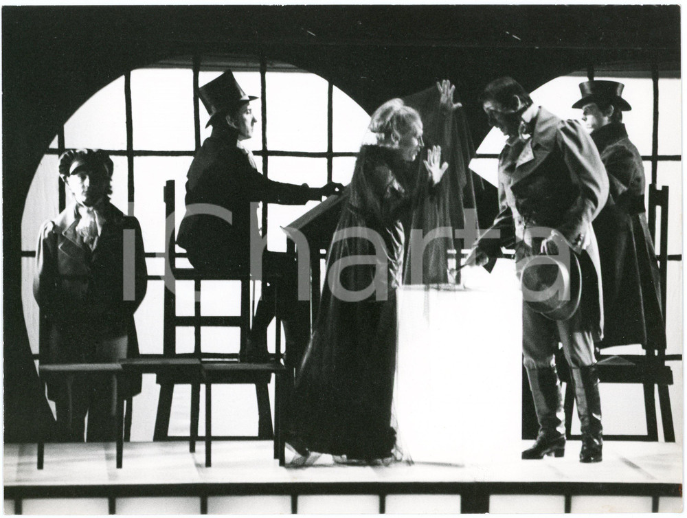 1981 SPOLETO Festival dei Due Mondi - "La vedova allegra" di LEHAR - Foto (3) Fotografia d'epoca, con timbro a al verso.CONDIZIONI: GFORMATO: 24x18 cm  GOOD/buono  Formato: 24x18 cm originale e autentica 1