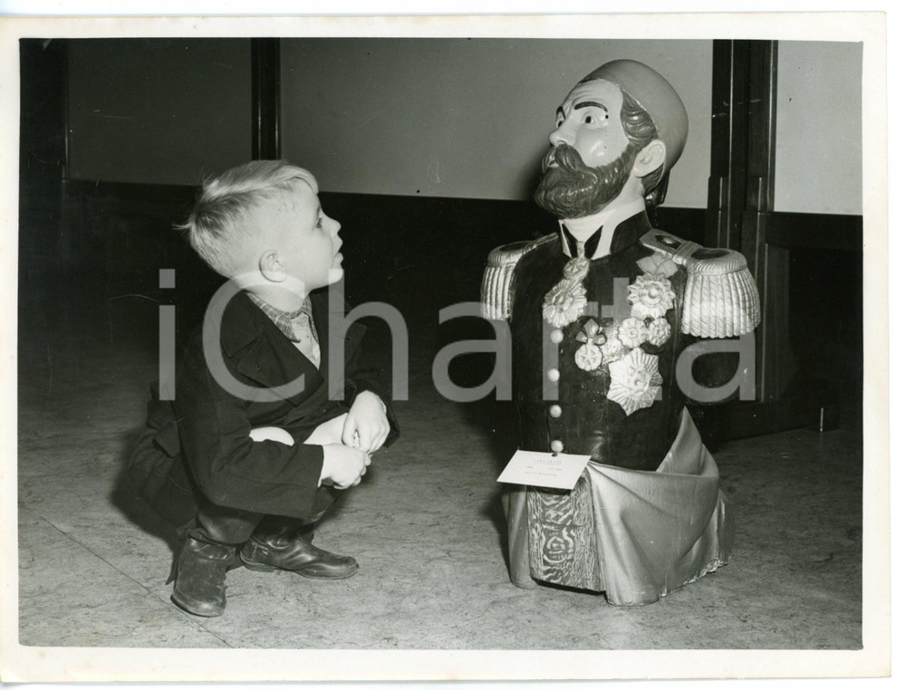 1953 GREENWICH Maritime Museum - Peter BARKER with a figurehead of Omar PASHA Fotografia d'epoca con didascalia coeva al verso. CONDIZIONI: G (ma lievi piegature agli angoli)FORMATO: 15x20 cm     originale e autentica 1