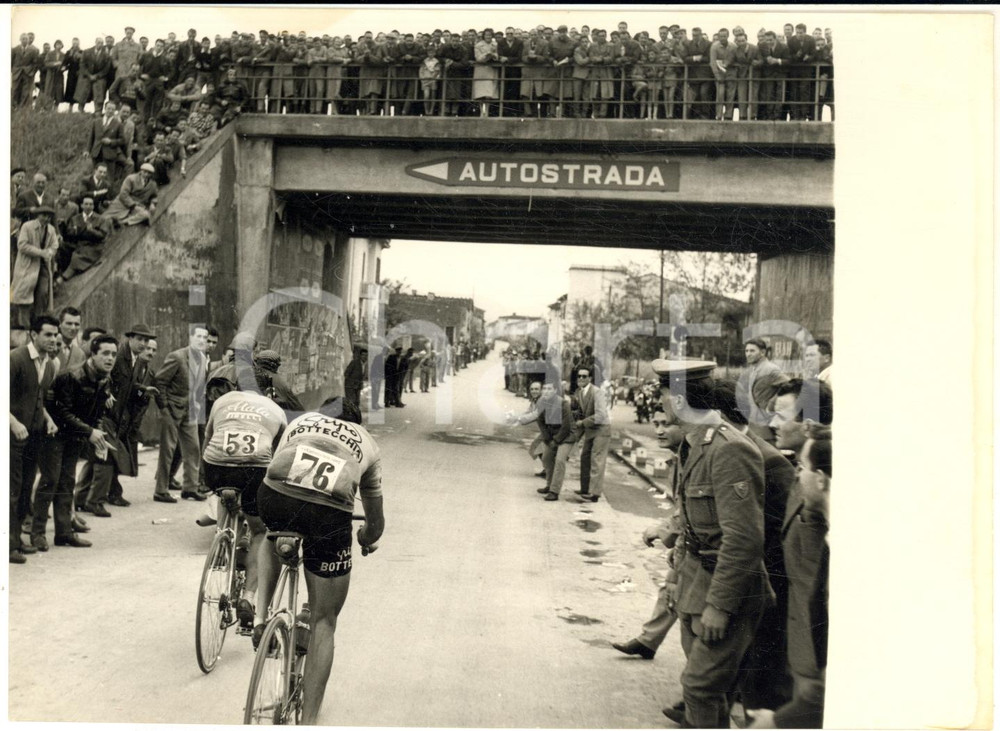 1957 CICLISMO GIRO D'ITALIA 11^ Tappa - Alessandro FANTINI Guido CARLESI in fuga Fotografia d'epoca con didascalia coeva. CONDIZIONI: G (ma lieve piegatura angolare)FORMATO: 18x13 cm      originale e autentica 1